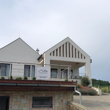 Aszuvilag Rezidencia With Sauna & Jacuzzi Legyesbenye Экстерьер фото